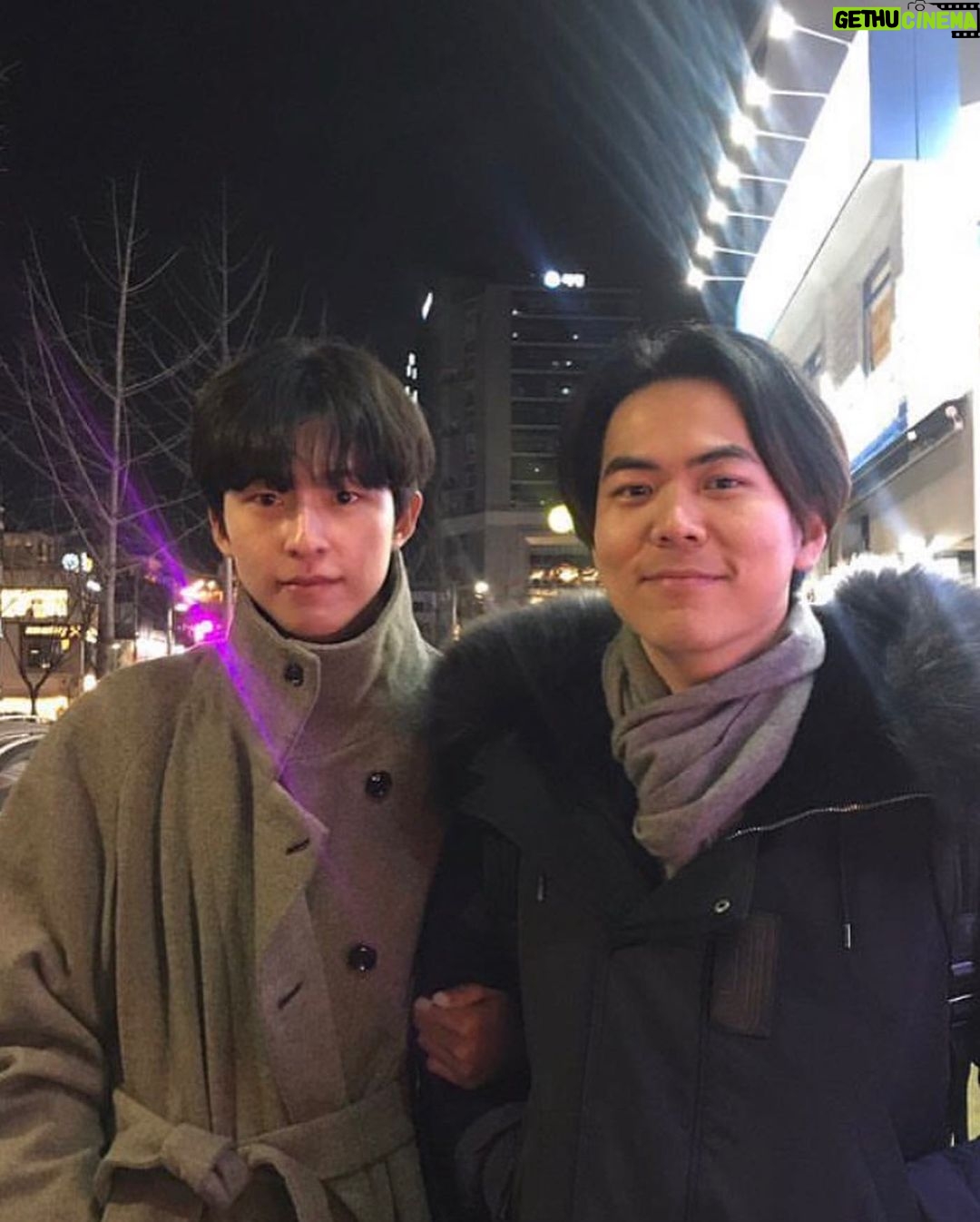 Hong Kyung Instagram - 지난날들을 돌아보게 만드는 koko와 셰에라자드, 우리 원이 그리고 나, 위태로워 보이는 얇은 가지 위에 중심을 잡고 흔들림 없이 서 있던 새 마지막으로는 몇 년 전 심해와 같은 잔소리꾼 시네필 sir진혁 감독과