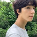 Hong Kyung Instagram – 여름 장마와 신기할 만큼 요즘 우연히 계속해서 보이는 미스 반 데어 로에, 연습 연주하는 아들을 객석 끝에서 지켜보는 이 곡의 작곡가이자 아버지, 그리고 motherland.