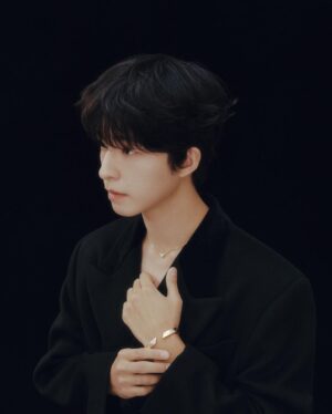 Hong Kyung Instagram - The first truly sustainable
collection meets pavé diamonds.
@prada #PradaFineJewerly #광고
