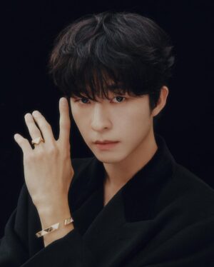 Hong Kyung Instagram - The first truly sustainable
collection meets pavé diamonds.
@prada #PradaFineJewerly #광고