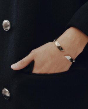 Hong Kyung Instagram - The first truly sustainable
collection meets pavé diamonds.
@prada #PradaFineJewerly #광고