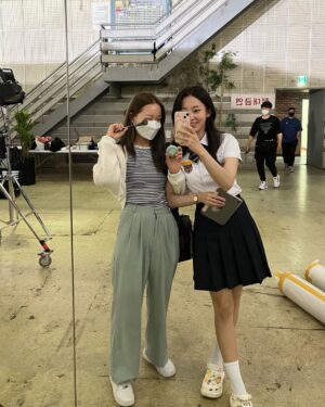 Hong Seo-hee Instagram - 🌿
교복은 언제 입어도 설레이는 것 같다.
동명예고 2학년 김안나🤍