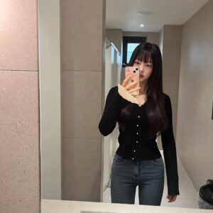 Hong Seo-hee Instagram - 싹뚝. 
하고싶다
#기분전환 #victory #🖤