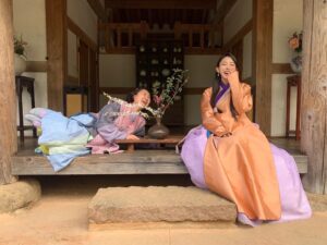 Hong Seo-hee Instagram - #
웃으면 복이 와요🤍
윤옥 올림🫶🏻
#❤️ #Happiness #Lucky