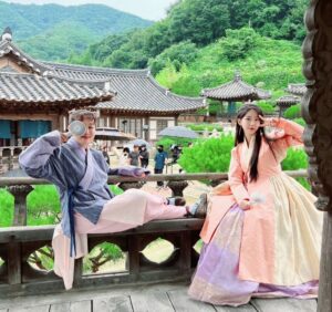Hong Seo-hee Instagram - 🤍
2022년 올 한 해가 
저에게 굉장히 특별하고 감사하고 소중했습니다.
저와 함께 해주시고 응원해 주시고 사랑해 주신 모든 분들께 
감사드리며 다가오는 2023년에는 모든 분들이 더욱 더 행복하고 따듯한 한 해가 되기를 기원하겠습니다.
#허윤옥 #김안나 #정지원 #지수 #♥️