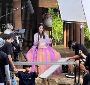 Hong Seo-hee Instagram - 🤍
2022년 올 한 해가 
저에게 굉장히 특별하고 감사하고 소중했습니다.
저와 함께 해주시고 응원해 주시고 사랑해 주신 모든 분들께 
감사드리며 다가오는 2023년에는 모든 분들이 더욱 더 행복하고 따듯한 한 해가 되기를 기원하겠습니다.
#허윤옥 #김안나 #정지원 #지수 #♥️