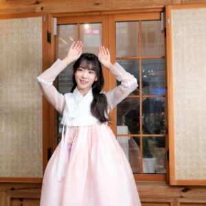 Hong Seo-hee Instagram - 🐰
2023年01月22日
검은 토끼해 새해 복 많이 받으세요🤍
저와 함께해 주시는 모든 분들이 올 한 해 두 마리 토끼 모두 잡는 풍요로운 한 해가 되시기를 응원하고 염원하겠습니다🤍
.
.
.
#2023 #계묘년 #새해 #🐰 #럭키몬스터엔터테인먼트 #반가의한복 #이희종대표님 #감사합니다