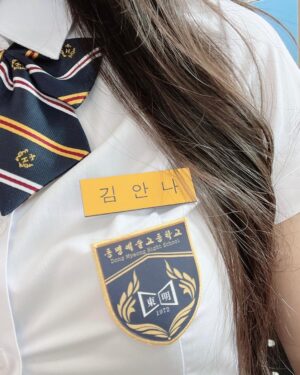 Hong Seo-hee Instagram - 🌿
교복은 언제 입어도 설레이는 것 같다.
동명예고 2학년 김안나🤍