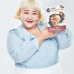 Hong Yun-hwa Instagram – 꺄~~😆😆짱짱 맛있는
신의주찹쌀순대 모델이 되었답니다!!!!!🤩
안주로도 해장으로도 굿굿!!👍👍
본사에서 직접 만들어 
위생적이고 맛있는 순대!!! 
17년 역사가 그냥 생긴게 아니쥬?? 
맛있는 순대, 더 맛있는 순대국 
신의주찹쌀순대 많이 사랑해주세용~ 
.
@sinuijoo_official
#신의주찹쌀순대 #거성푸드 
#추천백배 #17년역사 #HACCP인증 
#오늘은신의주찹쌀순대국각
#홍윤화