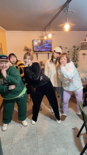 Hong Yun-hwa Instagram - 곱창집 오픈런 모임😝
#미스터빈챌린지
#릴스#챌린지
#홍윤화#고은영#김승혜#양귀비#윤효동