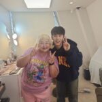 Hong Yun-hwa Instagram - 어머나어머나!!! 무빙을 엄청엄청 잼나게봤는데 샵에서 이정하배우님을 만나다니!!ㅎ 꺄~ 세상에나마상에나!!ㅋㅋㅋㅋ 너무너무너무 반가웠어유!!!!!!😊😊 . #꺄~~~~~~~~~ #오늘무빙또봐야지😆