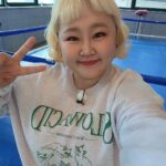 Hong Yun-hwa Instagram - 브이✌️ . 이뿐거 입혀줘서 고마우ㅋ @da_w0214 @niesmik . 내서타일 @slowacid.official