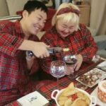 Hong Yun-hwa Instagram – 올해도 메리크리스마스🌲
클스마스라고 아끼는
돔페리뇽뜯는 용사님ㅋ칭찬해ㅋㅋ
모두모두 행복하고 따듯한 
크리스마스가 되시길🙏❤️
.
#망원동크스마스🥰
