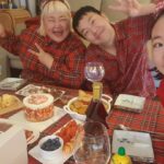 Hong Yun-hwa Instagram - 올해도 메리크리스마스🌲 클스마스라고 아끼는 돔페리뇽뜯는 용사님ㅋ칭찬해ㅋㅋ 모두모두 행복하고 따듯한 크리스마스가 되시길🙏❤️ . #망원동크스마스🥰