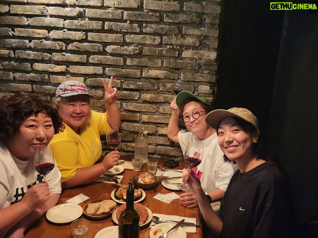 Hong Yun-hwa Instagram - 너무너무 맛있고 즐거운!!!😍😍😍 . #송선배냠#잘먹었습니다유😊😊 #인형#기루행님 #아주맛있는시간입니다유 #기루언니가계속제육찾음 #없어요없다고요!!ㅋ