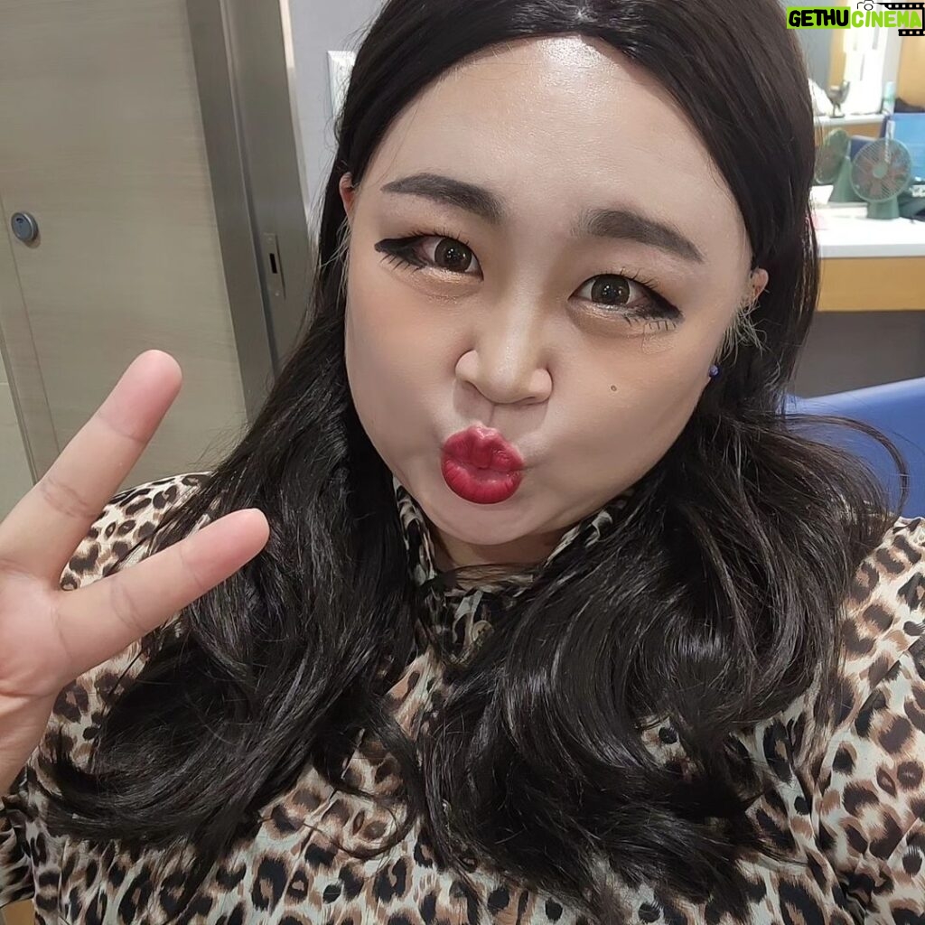 Hong Yun-hwa Instagram - 언니오빠들!!! 초롱이오빠랑 구슬이랑 오늘밤 코빅에서 만나요!!! . #03년생스타그램 #오늘화장맘에들어😍