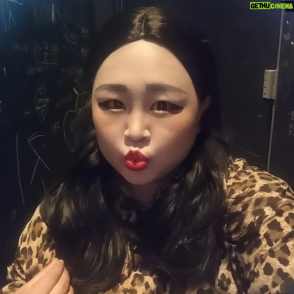 Hong Yun-hwa Instagram - 언니오빠들!!! 초롱이오빠랑 구슬이랑 오늘밤 코빅에서 만나요!!! . #03년생스타그램 #오늘화장맘에들어😍