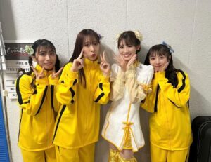 Honoka Akimoto Instagram - .
あけましておめでとうございます🐲

ももいろ歌合戦
ありがとうございました✨
2023年ラスト！
大きな舞台で「沸き曲」
披露できて嬉しかったです🔥
アイドルメドレーも楽しかったー🐼

偉大な先輩の凄さを間近で見て
パワーとやる気と笑顔が溢れてきました！
2024年、飛躍の一年にするぞ〜🐉

#ももいろ歌合戦
#ももいろクローバーZ さん
#TEAMSHACHI

いろんな方とお写真撮っていただきました💓