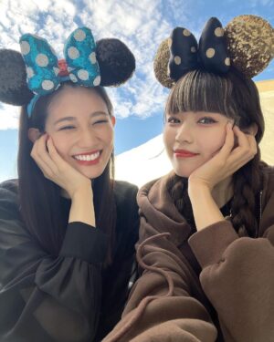 Honoka Akimoto Instagram - .
Ernaちゃんとディズニーハロウィン👻

だいぶ早い段階で前髪くねくねになって
おでこ全開マンになりました🦸

#ディズニー
#ディズニーハロウィン