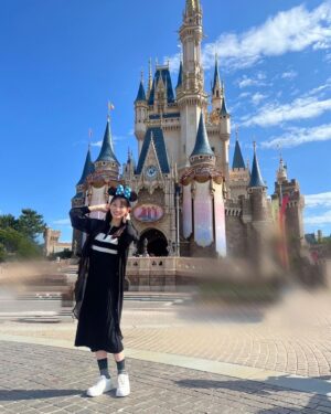 Honoka Akimoto Instagram - .
Ernaちゃんとディズニーハロウィン👻

だいぶ早い段階で前髪くねくねになって
おでこ全開マンになりました🦸

#ディズニー
#ディズニーハロウィン