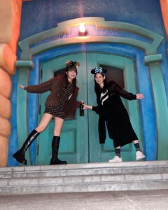 Honoka Akimoto Instagram - . Ernaちゃんとディズニーハロウィン👻 だいぶ早い段階で前髪くねくねになって おでこ全開マンになりました🦸 #ディズニー #ディズニーハロウィン ディズニーランド