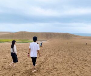 Honoka Akimoto Instagram - .
久しぶりにお兄と勝負🏃‍♂️
20秒のハンデもらったからギリ勝てた🔥

#鳥取
#鳥取砂丘

2往復したから筋肉痛が凄い🐫