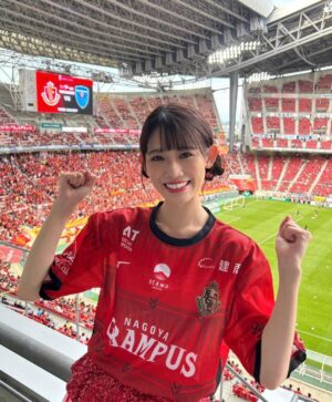 Honoka Akimoto Instagram - .
名古屋グランパス
今年ラストの鯱の大祭典でした⚽️

惜しくも引き分けでしたが
大祭典期間はファミリーの一体感が
より強く大きく感じられます🔥🔥🔥
その一員になれてとっても嬉しい♪

やぐらでのグランパス音頭も楽しかったなぁ☺️
回を重ねるごとに踊りの輪が広がって嬉しかったです💃

#Jリーグ
#名古屋グランパス
#鯱の大祭典
#横浜FC
#TEAMSHACHI

柚姫の分まで応援してきたよー！
ゆっくり休んでね💜
