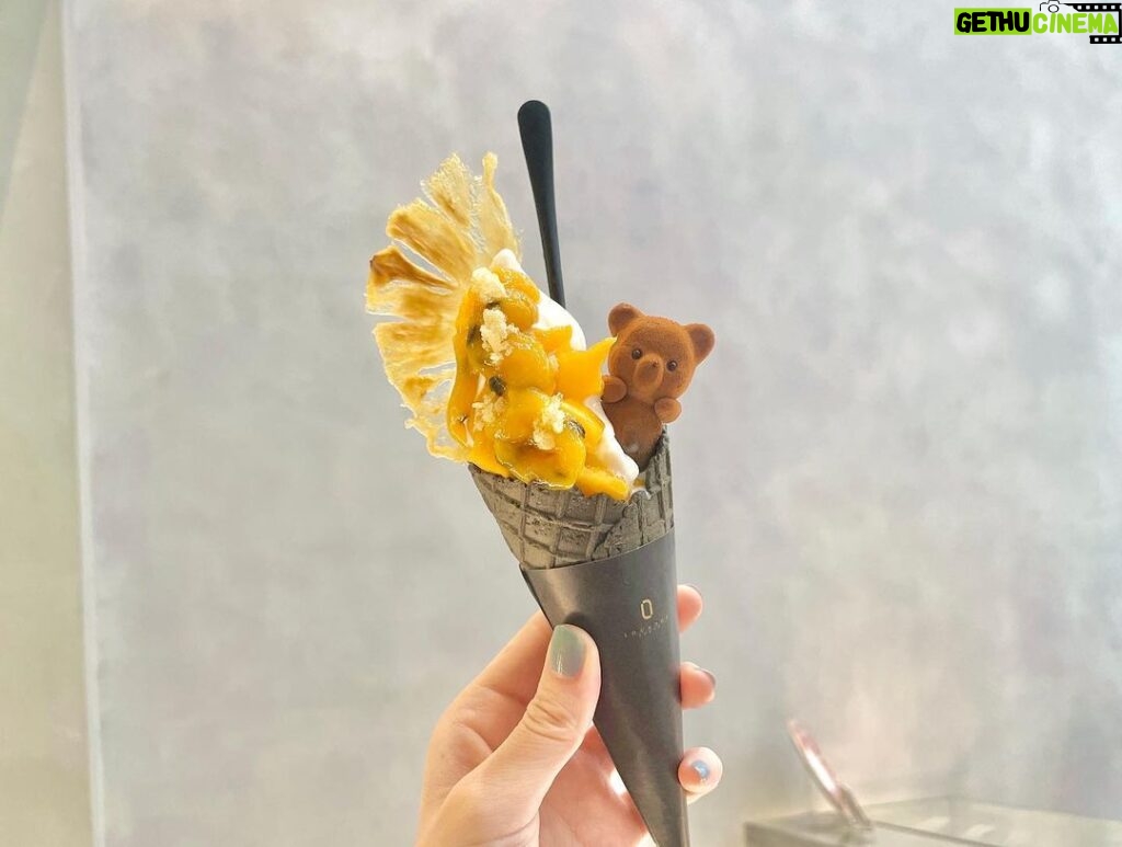 Honoka Akimoto Instagram - . うきちゃんと最強ソフトーーー💓 くま食べるの勿体無くて🧸 AWAiTiNG BEAR …？ (1番最後に食べました🤭) #louangetokyo #ほのかのご褒美アイス ミルク感たっぷりのソフトクリームに マンゴー・ドライパインのトッピング♪ ぱちぱちキャンディのアクセントもたまらん🤤 美味しすぎた…リピ決！！！ Louange TOKYO LE MUSEE