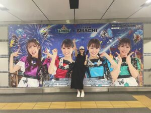 Honoka Akimoto Instagram - .
名古屋に続いて
渋谷の広告も撮れたー✨
大きい！！！嬉しい！！！

秋本ギルドの仲間と☺️📸

#TEAMSHACHI
#TEAMローモバ

場所：東横渋谷ビッグ６
期間：6/26~7/2