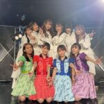 Honoka Akimoto Instagram - . #シャチフレ 東京公演ありがとうございました♪ 上半期はシャチフレとして シングル出して！ライブして！特典会して！ 沢山活動できてとっても嬉しかったです🤭 カミフレちゃんとファンの方が 優しくて素敵過ぎてこの半年間本当に楽しかった✨ さて！この後0:00！🌝 シャチフレの新曲『かいじん』 配信になります♪ 世界観に入り込める曲です💋 ぜひ聴いてください〜！ またシャチフレとしてステージに立てますように💓 #カミングフレーバー #TEAMSHACHI