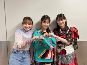 Honoka Akimoto Instagram - .
しおこうじフォーク村
ほのくーちぃとして
「チュートリアルな恋」「私の魔法」
歌わせていただきました☺️
この2曲はフォーク村で生まれた私にとって特別な曲！
再び歌うことができて嬉しかったです♪
ちぃちゃんとユニットを組ませてもらって
真面目で意識の高いちぃちゃんから
沢山刺激をもらったよ✨
そしてボルトちゃん、リハの時から「Don't Blink」最高に熱くなるものがあって…🥹🔥
明後日のラストライブ頑張ってね！

ゲスト出演ということで告知ができなかったのですが
今夜25時から再放送あります♪
ぜひ観てください💓

#しおこうじ
#フォーク村

緑のしおりんも可愛い💚

楽屋が同じだったくーちゃん、なんかずっと笑ってた🤣