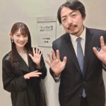 Honoka Akimoto Instagram - . マンガ大賞2023 本日授賞式が行われました☺️ 今年は選考員として漫画を選考させていただきました！漫画好きとしてはこの上なく光栄な役割をいただき……ノミネート作品は時間をかけて全部読み、責任を持って選んだつもりです🔥 今年の大賞作品は！ とよ田みのる先生 『これ描いて死ね 』 おめでとうございます🎨✨ 優しく、暖かく、溌剌と、そして鋭い！ 読み終えると、夢に向かって楽しく頑張る活力をもらえる、そんな作品です😆 授賞式後にとよ田先生とお写真を撮っていただきました！嬉しい！🥺 マンガ大賞のHPにノミネート作品について選考員のコメントが載っています♪ みんなが漫画を読むきっかけになったら嬉しいです📚 #マンガ大賞2023 #これ描いて死ね #とよ田みのる 先生