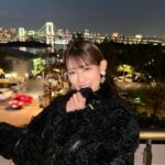Honoka Akimoto Instagram – .
お気に入りのもこもこコート🖤

#TEAMSHACHI
#秋本帆華
#スタプラ #idol 

(スタッフさんとシティーガールショット頑張った🤣) お台場