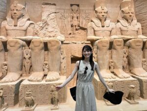 Honoka Akimoto Instagram - .
鳥取でエジプト気分🇪🇬
砂丘のお隣の砂の美術館〜♪
テンション上がってはしゃいでます😆

#鳥取
#砂の美術館