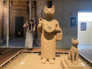 Honoka Akimoto Instagram - .
鳥取でエジプト気分🇪🇬
砂丘のお隣の砂の美術館〜♪
テンション上がってはしゃいでます😆

#鳥取
#砂の美術館