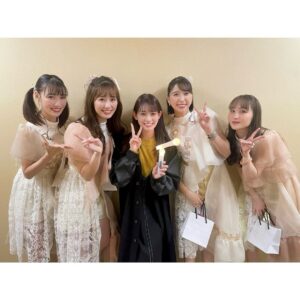 Honoka Akimoto Instagram - .
ずーっと楽しみにしてた
#ももクロ一座 観劇してきました🍀
座長・玉井詩織💛
心地良いしおりんの歌を沢山浴びちゃいました♪
ももクロちゃんってみんな何でも出来るんだなぁ…🥹
一部のミュージカル、二部のライブ
どちらも素敵で楽しくて胸がいっぱい💓

終演後写真撮っていただきました✨
優しくて尊敬する先輩達です！

幸せな気持ちそのままに
レコーディング行ってきます♪

#ももいろクローバーZ #ももクロ
#TEAMSHACHI #秋本帆華