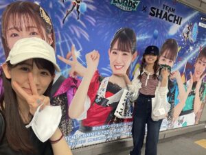Honoka Akimoto Instagram - .
名古屋に続いて
渋谷の広告も撮れたー✨
大きい！！！嬉しい！！！

秋本ギルドの仲間と☺️📸

#TEAMSHACHI
#TEAMローモバ

場所：東横渋谷ビッグ６
期間：6/26~7/2