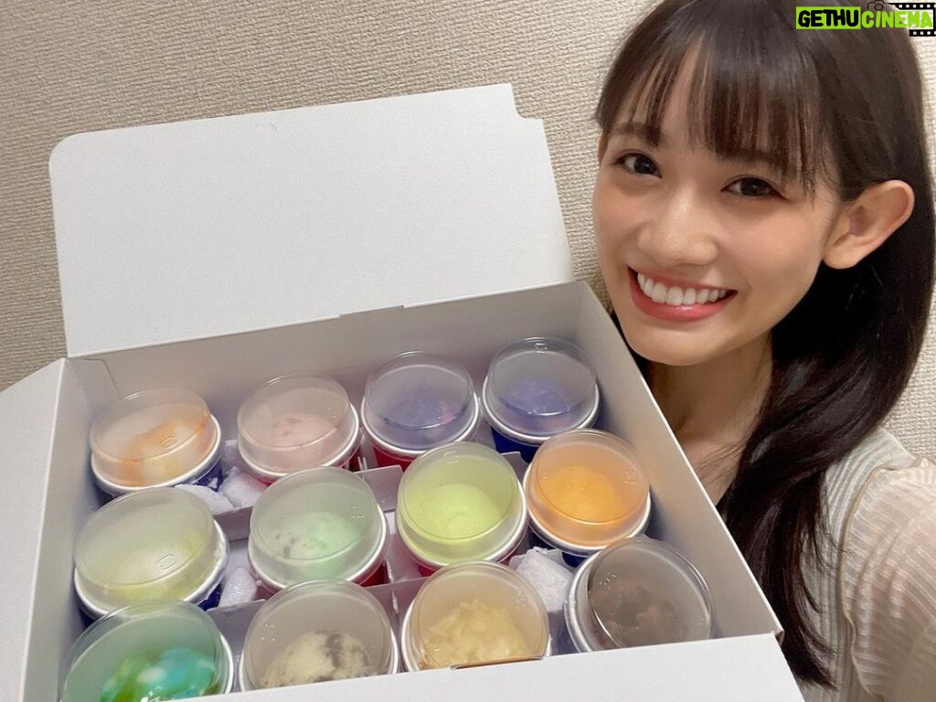 Honoka Akimoto Instagram - . レジで呪文唱えてきた🍦 レインボーシャーベットベリーベリーストロベリーコットンキャンディコットンキャンディフルーティーデューソルベポッピングシャワーマスクメロンオレンジソルベサンセットサーフィンクッキーアンドクリームキャラメルリボンハッピーブレイクタイム どれから食べようかなー🥰 #ほのかの奮発アイス