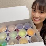 Honoka Akimoto Instagram - . レジで呪文唱えてきた🍦 レインボーシャーベットベリーベリーストロベリーコットンキャンディコットンキャンディフルーティーデューソルベポッピングシャワーマスクメロンオレンジソルベサンセットサーフィンクッキーアンドクリームキャラメルリボンハッピーブレイクタイム どれから食べようかなー🥰 #ほのかの奮発アイス