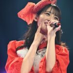 Honoka Akimoto Instagram - . 余韻投稿〜♪ ライブ中すっごく笑ってるね！私！🤭 衣装もとっても可愛い❤️🤍 私の歴史を語る上でベレー帽は必須なので 素敵なベレー帽を用意して頂きました⭐️ #秋本帆華 #秋本帆華生誕祭2023 〜Hoo’s history セトリ〜 M1 勝手にハイブリッド M2 恋愛サーキュレーション M3 バブダンス2023 M4 ちゅ、多様性 M5 おっとりガールの憂鬱 M6 アイドル 〈ほのかクイズ〉〈台詞メドレー〉 M7 恋人はスナイパー M8 秘密のセレナーデ M9 メリッサ M10 OEOEO M11 光 M12天才バカボン