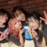 Honoka Akimoto Instagram - . #シャチフレ 東京公演ありがとうございました♪ 上半期はシャチフレとして シングル出して！ライブして！特典会して！ 沢山活動できてとっても嬉しかったです🤭 カミフレちゃんとファンの方が 優しくて素敵過ぎてこの半年間本当に楽しかった✨ さて！この後0:00！🌝 シャチフレの新曲『かいじん』 配信になります♪ 世界観に入り込める曲です💋 ぜひ聴いてください〜！ またシャチフレとしてステージに立てますように💓 #カミングフレーバー #TEAMSHACHI