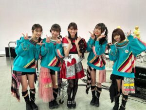 Honoka Akimoto Instagram - .
しおこうじフォーク村
ほのくーちぃとして
「チュートリアルな恋」「私の魔法」
歌わせていただきました☺️
この2曲はフォーク村で生まれた私にとって特別な曲！
再び歌うことができて嬉しかったです♪
ちぃちゃんとユニットを組ませてもらって
真面目で意識の高いちぃちゃんから
沢山刺激をもらったよ✨
そしてボルトちゃん、リハの時から「Don't Blink」最高に熱くなるものがあって…🥹🔥
明後日のラストライブ頑張ってね！

ゲスト出演ということで告知ができなかったのですが
今夜25時から再放送あります♪
ぜひ観てください💓

#しおこうじ
#フォーク村

緑のしおりんも可愛い💚

楽屋が同じだったくーちゃん、なんかずっと笑ってた🤣