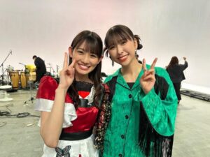 Honoka Akimoto Instagram - .
しおこうじフォーク村
ほのくーちぃとして
「チュートリアルな恋」「私の魔法」
歌わせていただきました☺️
この2曲はフォーク村で生まれた私にとって特別な曲！
再び歌うことができて嬉しかったです♪
ちぃちゃんとユニットを組ませてもらって
真面目で意識の高いちぃちゃんから
沢山刺激をもらったよ✨
そしてボルトちゃん、リハの時から「Don't Blink」最高に熱くなるものがあって…🥹🔥
明後日のラストライブ頑張ってね！

ゲスト出演ということで告知ができなかったのですが
今夜25時から再放送あります♪
ぜひ観てください💓

#しおこうじ
#フォーク村

緑のしおりんも可愛い💚

楽屋が同じだったくーちゃん、なんかずっと笑ってた🤣