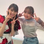Honoka Akimoto Instagram - . しおこうじフォーク村 ほのくーちぃとして 「チュートリアルな恋」「私の魔法」 歌わせていただきました☺️ この2曲はフォーク村で生まれた私にとって特別な曲！ 再び歌うことができて嬉しかったです♪ ちぃちゃんとユニットを組ませてもらって 真面目で意識の高いちぃちゃんから 沢山刺激をもらったよ✨ そしてボルトちゃん、リハの時から「Don't Blink」最高に熱くなるものがあって…🥹🔥 明後日のラストライブ頑張ってね！ ゲスト出演ということで告知ができなかったのですが 今夜25時から再放送あります♪ ぜひ観てください💓 #しおこうじ #フォーク村 緑のしおりんも可愛い💚 楽屋が同じだったくーちゃん、なんかずっと笑ってた🤣