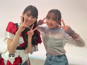 Honoka Akimoto Instagram - .
しおこうじフォーク村
ほのくーちぃとして
「チュートリアルな恋」「私の魔法」
歌わせていただきました☺️
この2曲はフォーク村で生まれた私にとって特別な曲！
再び歌うことができて嬉しかったです♪
ちぃちゃんとユニットを組ませてもらって
真面目で意識の高いちぃちゃんから
沢山刺激をもらったよ✨
そしてボルトちゃん、リハの時から「Don't Blink」最高に熱くなるものがあって…🥹🔥
明後日のラストライブ頑張ってね！

ゲスト出演ということで告知ができなかったのですが
今夜25時から再放送あります♪
ぜひ観てください💓

#しおこうじ
#フォーク村

緑のしおりんも可愛い💚

楽屋が同じだったくーちゃん、なんかずっと笑ってた🤣