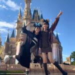 Honoka Akimoto Instagram - Halloween Disny 🎃🎃🎃 色違いの耳つけて満喫💯 #Disneyland #Halloween