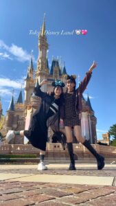 Honoka Akimoto Instagram - Halloween Disny 🎃🎃🎃 色違いの耳つけて満喫💯 #Disneyland #Halloween
