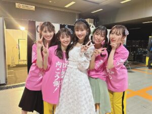 Honoka Akimoto Instagram - .
あけましておめでとうございます🐲

ももいろ歌合戦
ありがとうございました✨
2023年ラスト！
大きな舞台で「沸き曲」
披露できて嬉しかったです🔥
アイドルメドレーも楽しかったー🐼

偉大な先輩の凄さを間近で見て
パワーとやる気と笑顔が溢れてきました！
2024年、飛躍の一年にするぞ〜🐉

#ももいろ歌合戦
#ももいろクローバーZ さん
#TEAMSHACHI

いろんな方とお写真撮っていただきました💓