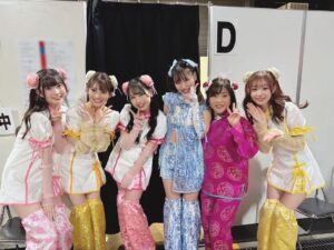 Honoka Akimoto Instagram - .
あけましておめでとうございます🐲

ももいろ歌合戦
ありがとうございました✨
2023年ラスト！
大きな舞台で「沸き曲」
披露できて嬉しかったです🔥
アイドルメドレーも楽しかったー🐼

偉大な先輩の凄さを間近で見て
パワーとやる気と笑顔が溢れてきました！
2024年、飛躍の一年にするぞ〜🐉

#ももいろ歌合戦
#ももいろクローバーZ さん
#TEAMSHACHI

いろんな方とお写真撮っていただきました💓