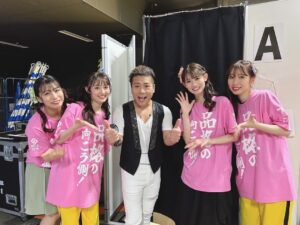 Honoka Akimoto Instagram - .
あけましておめでとうございます🐲

ももいろ歌合戦
ありがとうございました✨
2023年ラスト！
大きな舞台で「沸き曲」
披露できて嬉しかったです🔥
アイドルメドレーも楽しかったー🐼

偉大な先輩の凄さを間近で見て
パワーとやる気と笑顔が溢れてきました！
2024年、飛躍の一年にするぞ〜🐉

#ももいろ歌合戦
#ももいろクローバーZ さん
#TEAMSHACHI

いろんな方とお写真撮っていただきました💓